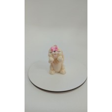 Фігурка із шоколадної глазурі "Зайченя з рожевим метеликом"